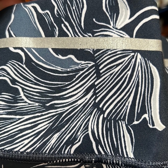 Athleta Floral Sonic Navy Leggings eh - Picture 14 of 16